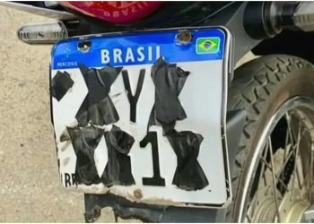 Tentou ser esperto e colocou fita isolante na placa da moto; polícia prendeu na hora