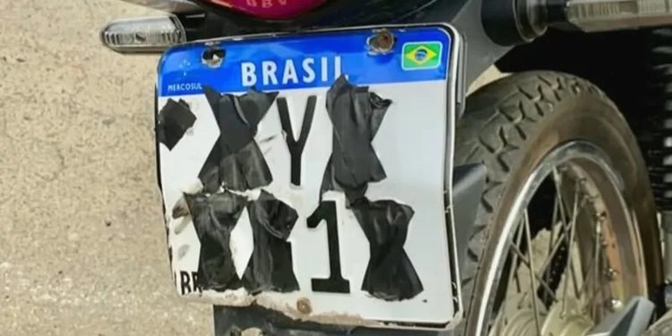 Tentou ser esperto e colocou fita isolante na placa da moto; polícia prendeu na hora