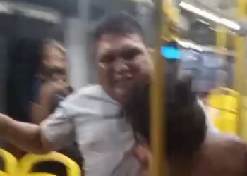Vídeo causa revolta: mulher furta na “tora” passageiro dentro do busão na Compensa