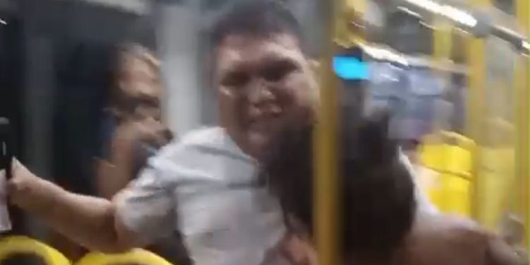 Vídeo causa revolta: mulher furta na “tora” passageiro dentro do busão na Compensa