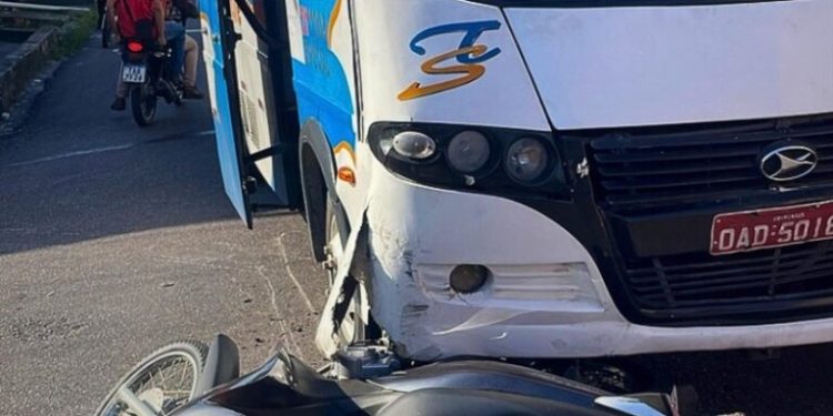 Colisão deixa motociclista ferido e cruzamento interditado no São José