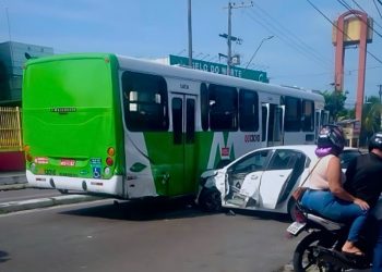 Carro tem frente esmagada após colidir com ônibus. Veja o vídeo