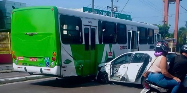 Carro tem frente esmagada após colidir com ônibus. Veja o vídeo