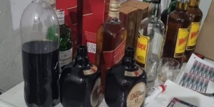 Alquimistas – Dupla falsificava gim, whisky e picolés