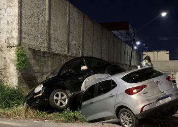 Colisão deixa carros em vala no Novo Aleixo