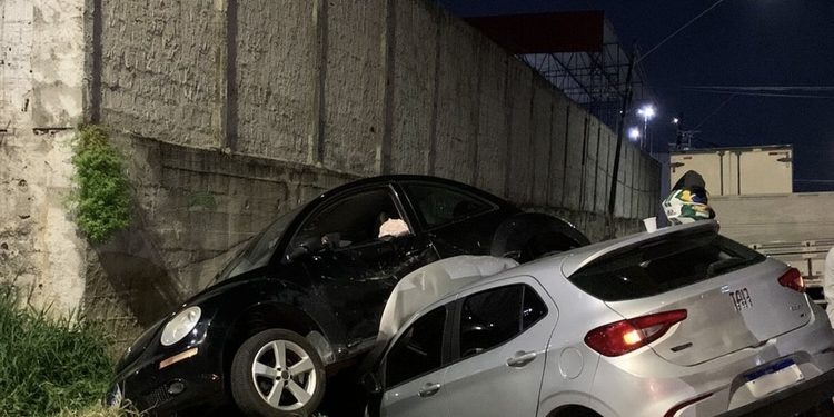 Colisão deixa carros em vala no Novo Aleixo