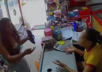 Sandalhada na cara! Mãe agride atendente porque o filho comprou R$10 de cartas e bombons. Veja o vídeo
