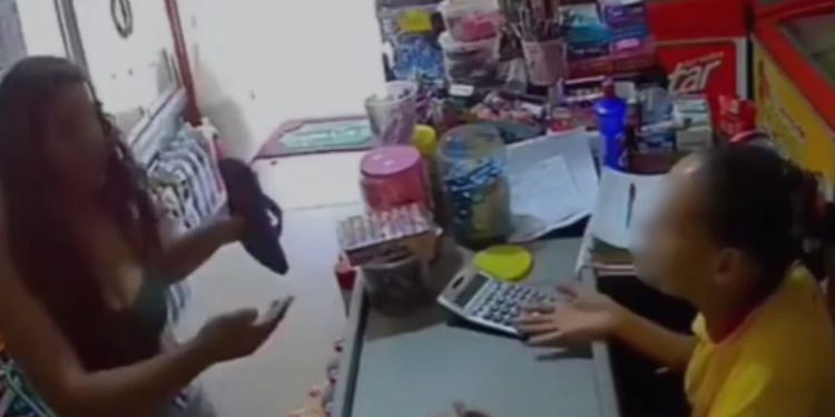 Sandalhada na cara! Mãe agride atendente porque o filho comprou R$10 de cartas e bombons. Veja o vídeo