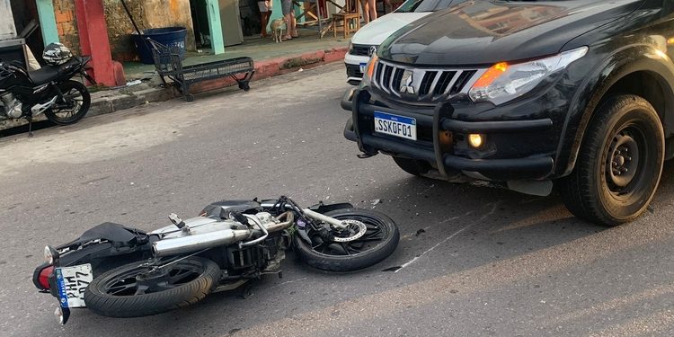 Perseguição com a PM acaba em motoqueiro e passageira no chão