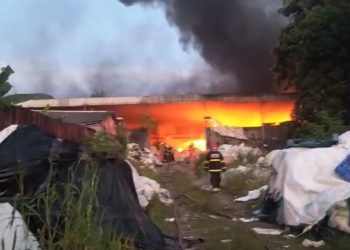 Incêndio destrói galpão de reciclagem