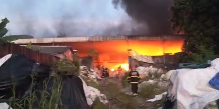Incêndio destrói galpão de reciclagem