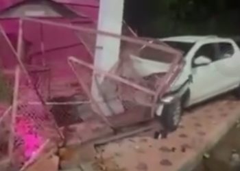 Bebeu todas e foi dirigir, quase parte dessa para melhor. Veja o vídeo do acidente