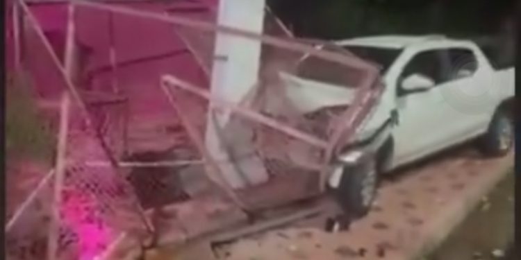 Bebeu todas e foi dirigir, quase parte dessa para melhor. Veja o vídeo do acidente