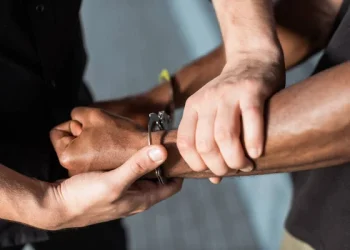 Tentou estuprar as duas enteadas e foi preso