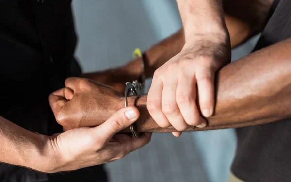 Tentou estuprar as duas enteadas e foi preso