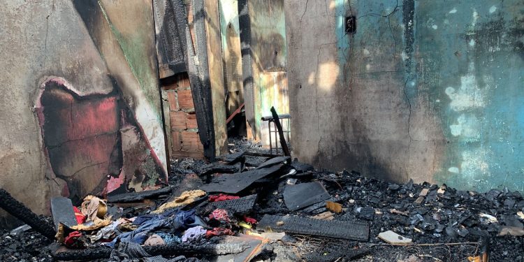 Incêndio atinge duas casas na Compensa