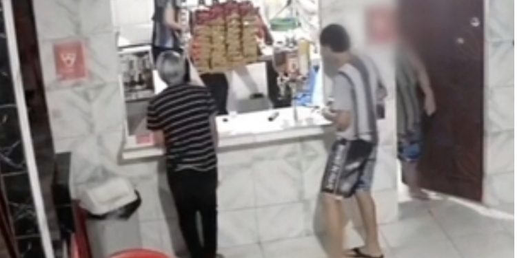 Marginais roubam lanchonete e proprietária entra em pânico
