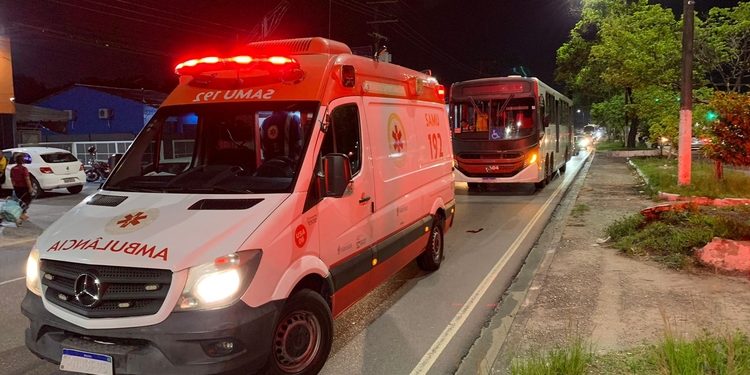 Atropelado por ônibus ao tentar atravessar a rua