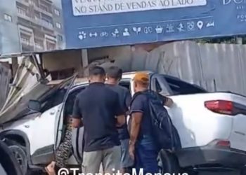 Vídeos mostra carro desgovernado destruindo obra no Adrianópolis