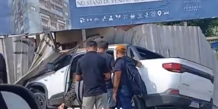 Vídeos mostra carro desgovernado destruindo obra no Adrianópolis