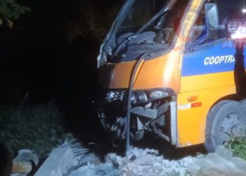 Susto com “Amarelinho” – Motorista perde o controle e destrói poste