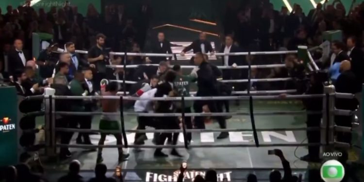 Popó vence luta caótica contra Wanderlei Silva; confusão termina em nocaute pós-combate. Veja o vídeo da confusão