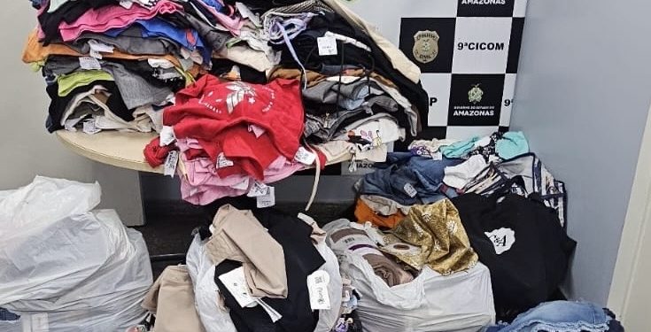 Coleção criminosa: mulher é presa com roupas furtadas em Manaus