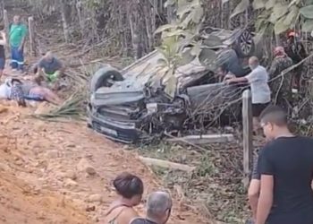 Carro capota na AM-010 após motorista ter convulsão