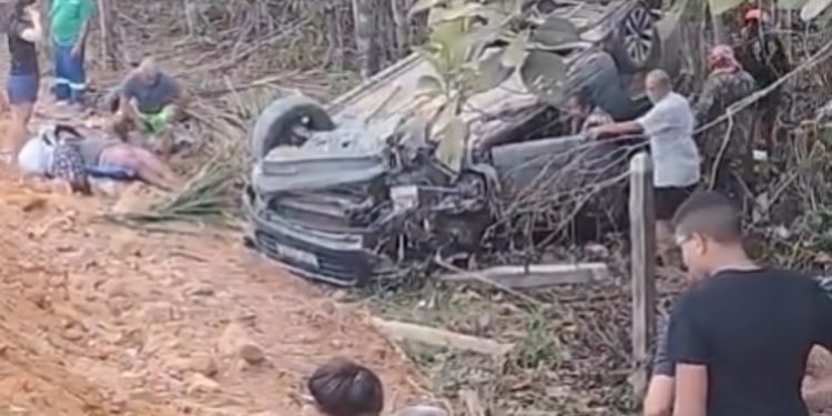 Carro capota na AM-010 após motorista ter convulsão