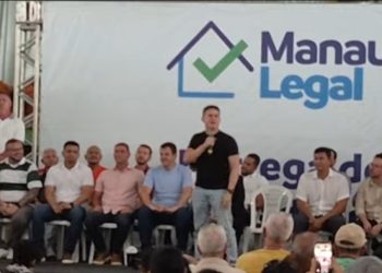 Prefeito David Almeida entrega 600 registros de imóveis no Morro da Liberdade