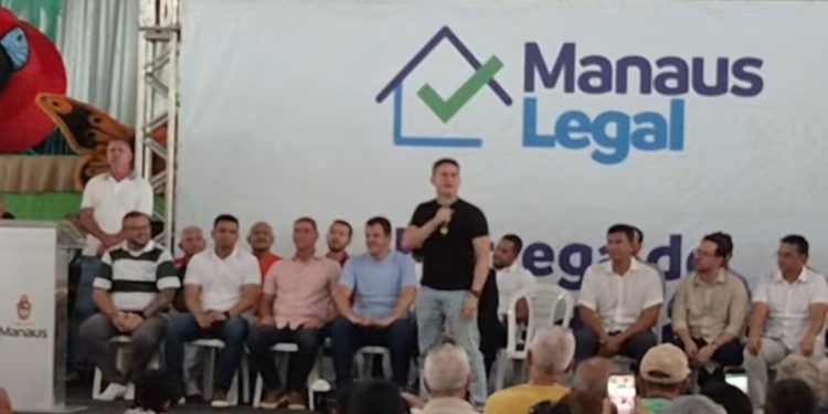 Prefeito David Almeida entrega 600 registros de imóveis no Morro da Liberdade