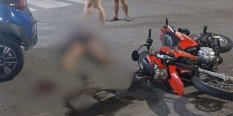 Veja: Na Cidade Nova, mulher fica estirada na pista ao ser atropelada por motoqueiro bêbado