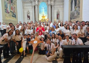 Católicos fazem caminhada até a Porta Santa