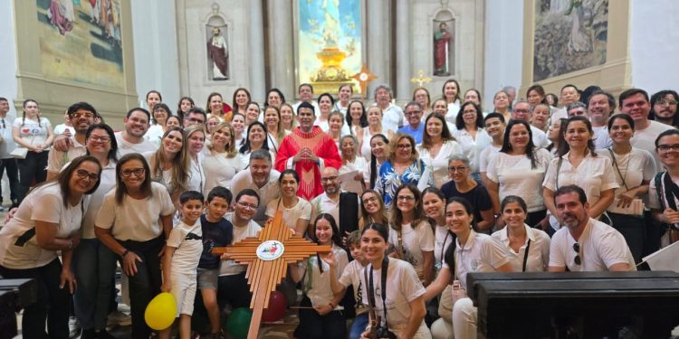 Católicos fazem caminhada até a Porta Santa