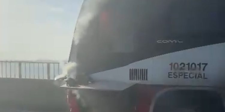 Incêndio em ônibus causa engarrafamento na Ponte Rio Negro. Veja o vídeo