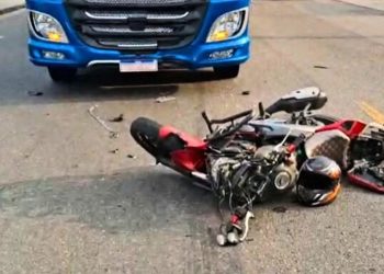 Perdeu a vida ao invadir contramão; motociclista colidiu contra carreta. VÍDEO FORTE