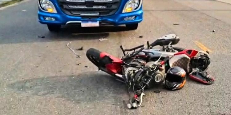 Perdeu a vida ao invadir contramão; motociclista colidiu contra carreta. VÍDEO FORTE