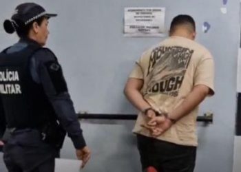 Liso entra em supermercado e furta muitas garrafas de bebidas