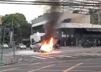 Carro em chamas e o dono fica desesperado pedindo ajuda no bairro Adrianópolis. Veja o vídeo