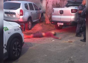 Vídeo forte mostra corpo de homem jogado na rua com muito sangue e marcas de tiros