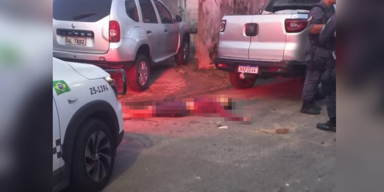 Vídeo forte mostra corpo de homem jogado na rua com muito sangue e marcas de tiros
