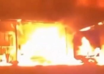 Facção incendeia ônibus e casas por vingança em Envira. Veja o vídeo