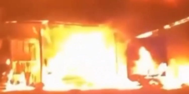 Facção incendeia ônibus e casas por vingança em Envira. Veja o vídeo