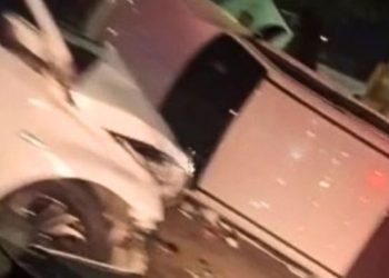 Capotou caminhonete no Parque 10