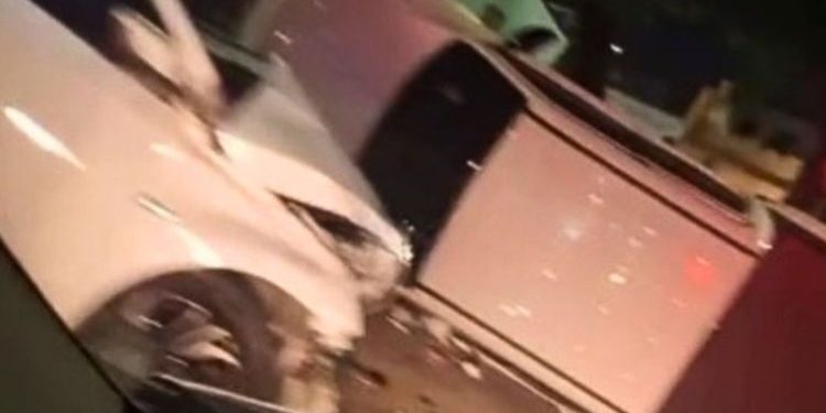 Capotou caminhonete no Parque 10