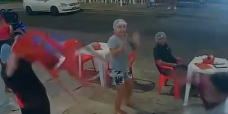 Cliente estava put* – Arremessou coco em funcionária durante discussão no Alvorada