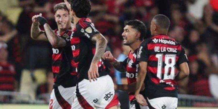 Flamengo vence Estudiantes e sai na frente na Libertadores