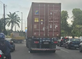 Denúncia: Caminhão faz da avenida Humberto Calderaro circulo de corrida