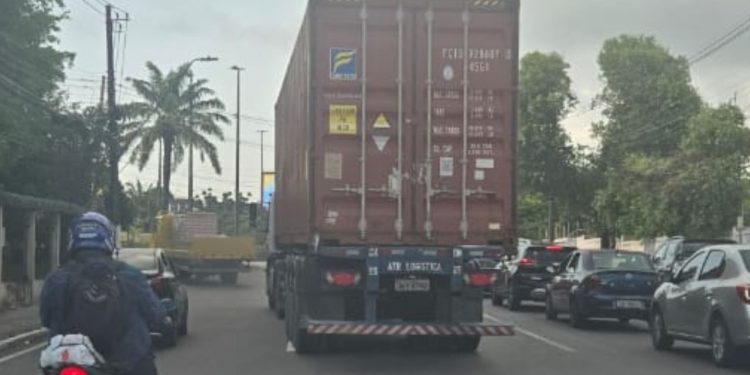 Denúncia: Caminhão faz da avenida Humberto Calderaro circulo de corrida