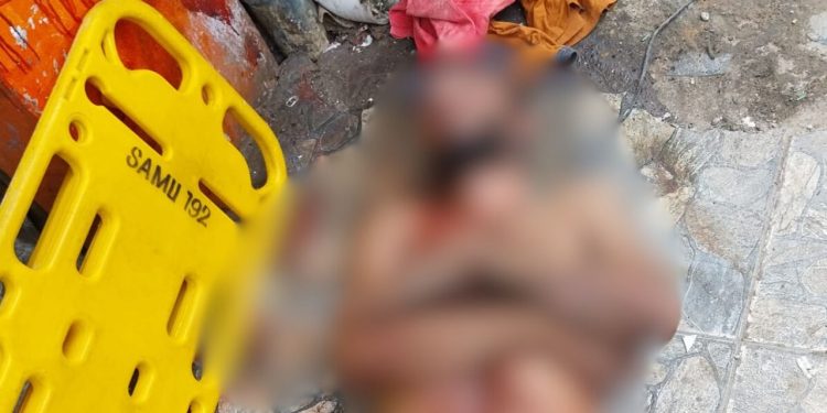 Depois de ser espancado, homem é levado pelo Samu no 'bico do urubu' em Manaus;